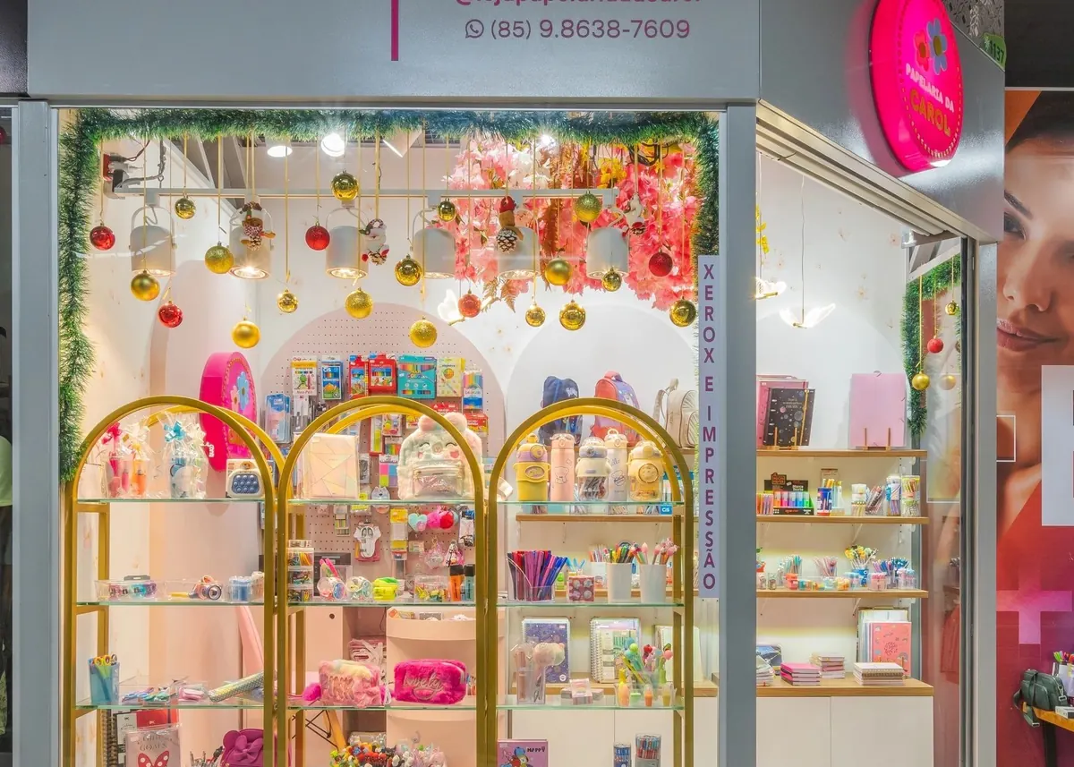 Fachada de loja com vitrine iluminada em arcos